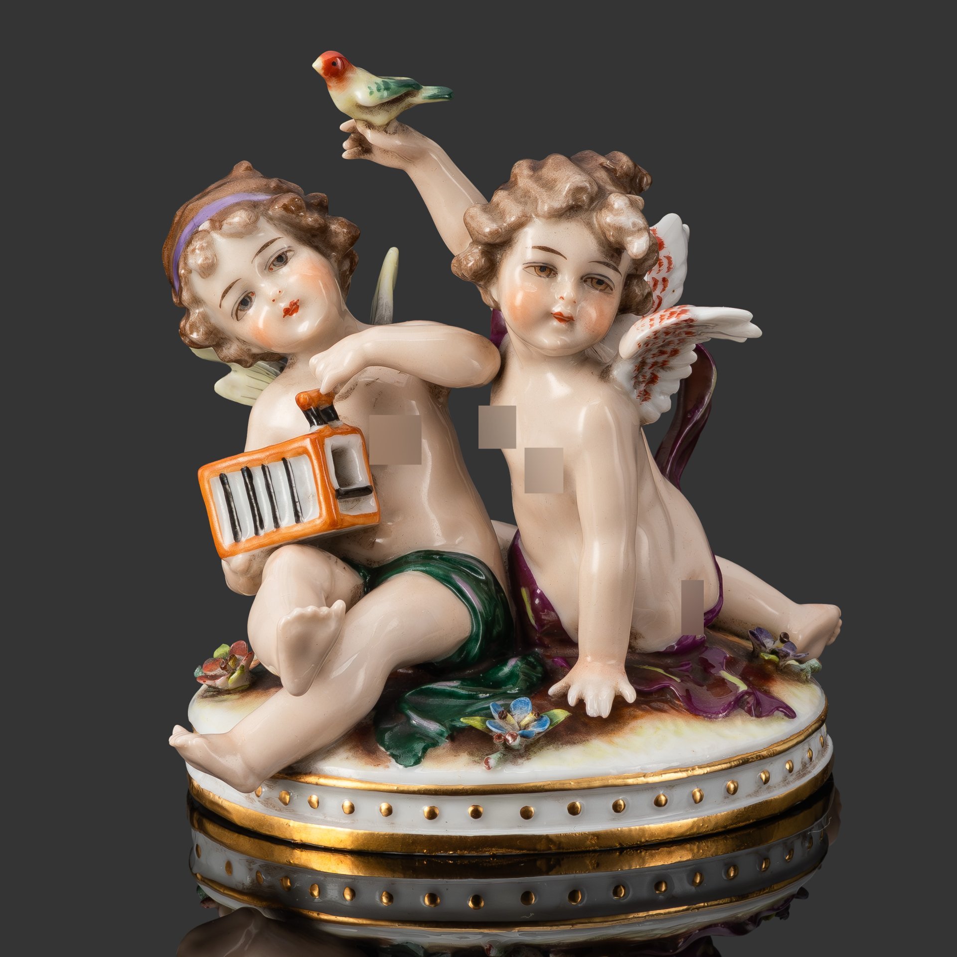 Статуэтка "Игра путти с птицей", Фарфоровая мануфактура Людвигсбург, фарфор, роспись, золочение, Германия, 1948-1990 гг.