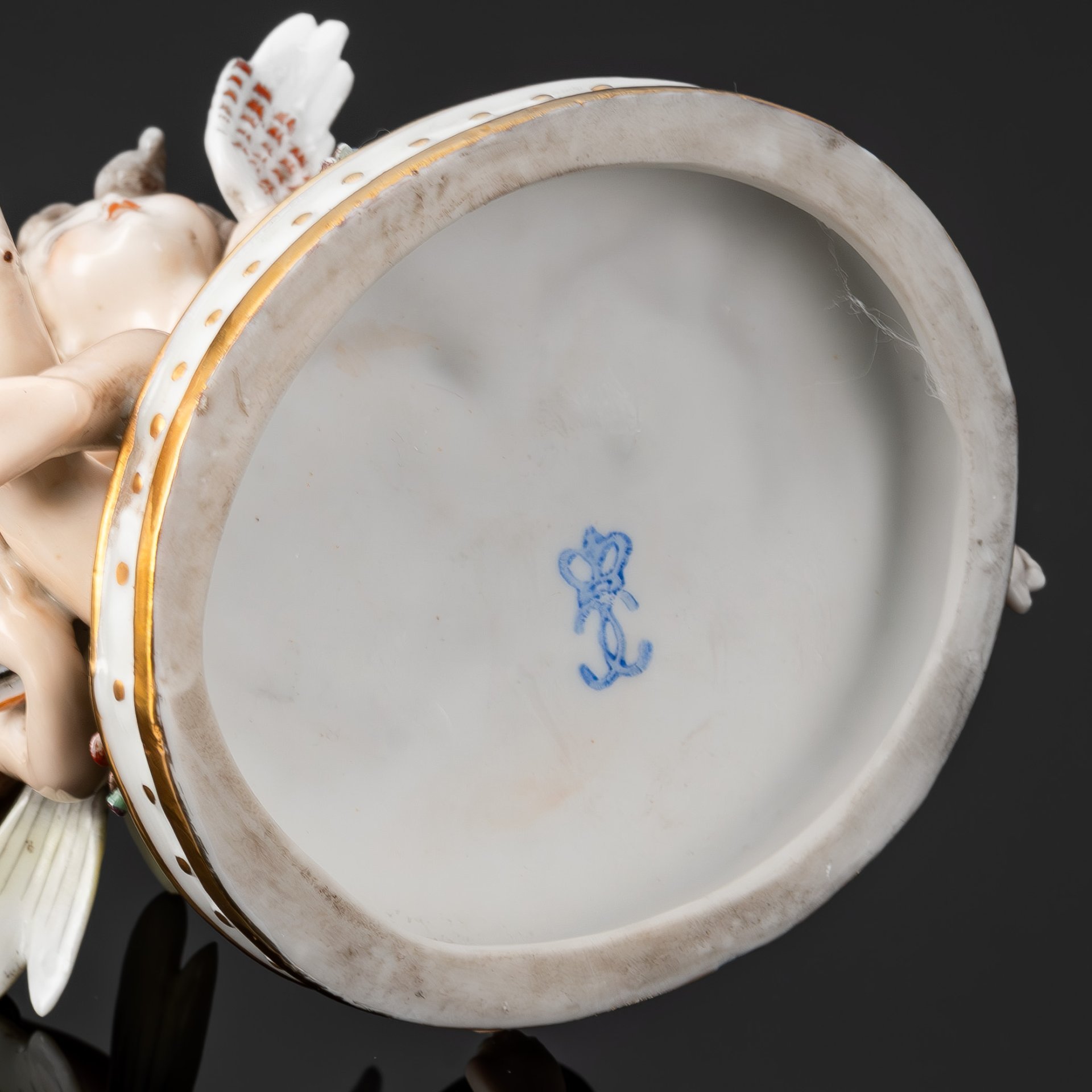 Статуэтка "Игра путти с птицей", Фарфоровая мануфактура Людвигсбург, фарфор, роспись, золочение, Германия, 1948-1990 гг.