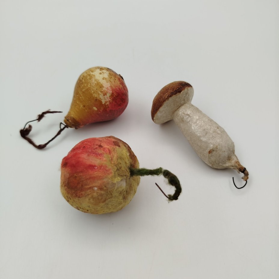 Набор из 2-х елочных игрушек "Яблоко, груша и гриб", вата, роспись, ткань, СССР, 1930-1950 гг.