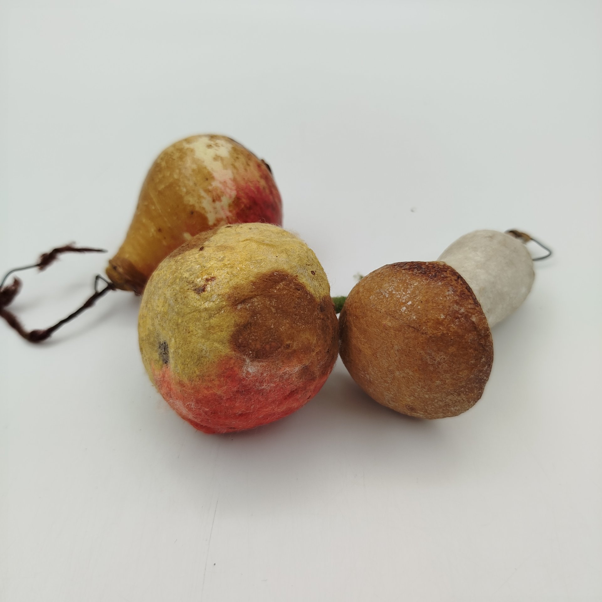 Набор из 2-х елочных игрушек "Яблоко, груша и гриб", вата, роспись, ткань, СССР, 1930-1950 гг.