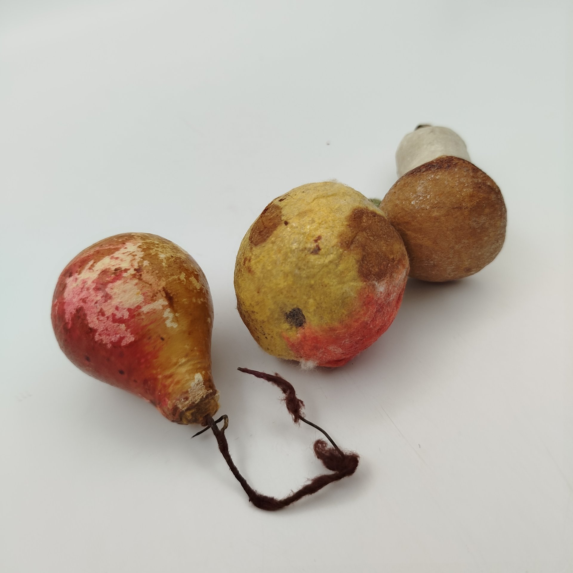 Набор из 2-х елочных игрушек "Яблоко, груша и гриб", вата, роспись, ткань, СССР, 1930-1950 гг.