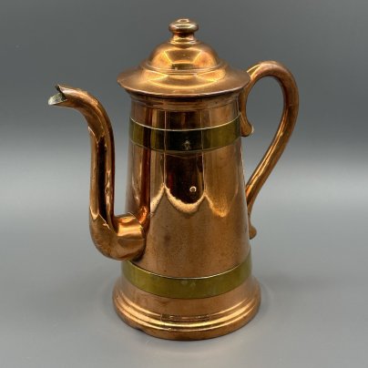 Кофейник изящной формы с длинным носиком