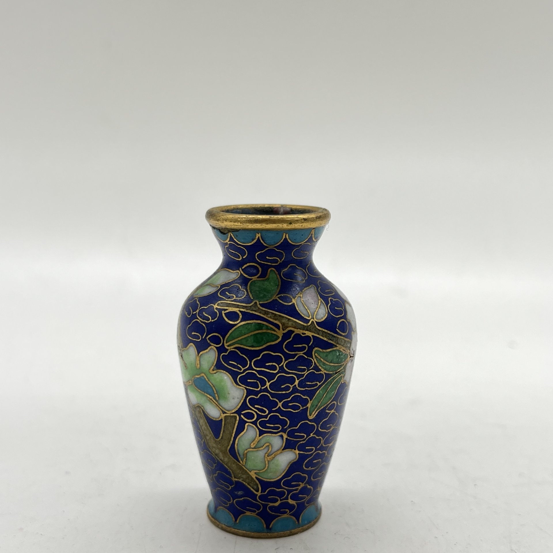 Вазочка миниатюрная в технике клуазоне с изображением ветки с цветами, латунь, перегородчатая эмаль, Китай, 1960-1980 гг.