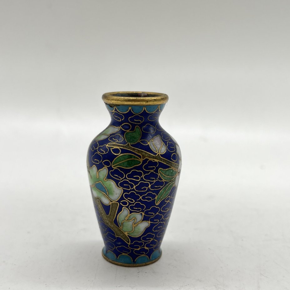 Вазочка миниатюрная в технике клуазоне с изображением ветки с цветами, латунь, перегородчатая эмаль, Китай, 1960-1980 гг.