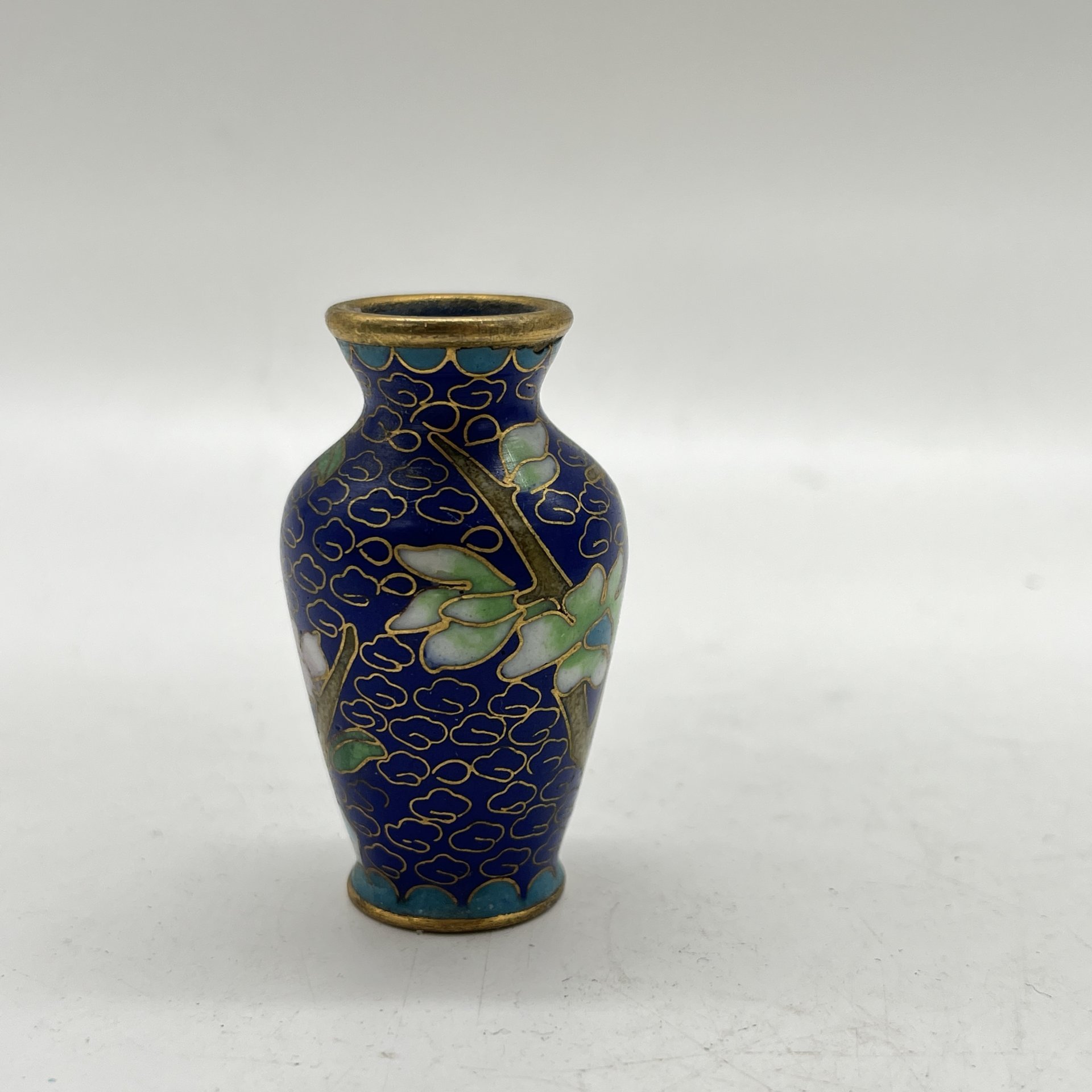 Вазочка миниатюрная в технике клуазоне с изображением ветки с цветами, латунь, перегородчатая эмаль, Китай, 1960-1980 гг.