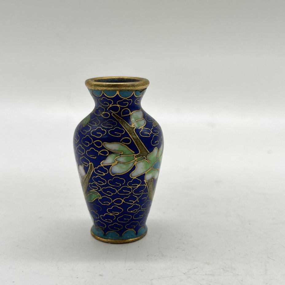 Вазочка миниатюрная в технике клуазоне с изображением ветки с цветами, латунь, перегородчатая эмаль, Китай, 1960-1980 гг.