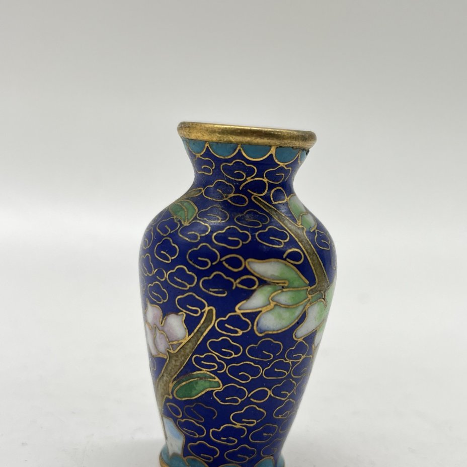 Вазочка миниатюрная в технике клуазоне с изображением ветки с цветами, латунь, перегородчатая эмаль, Китай, 1960-1980 гг.