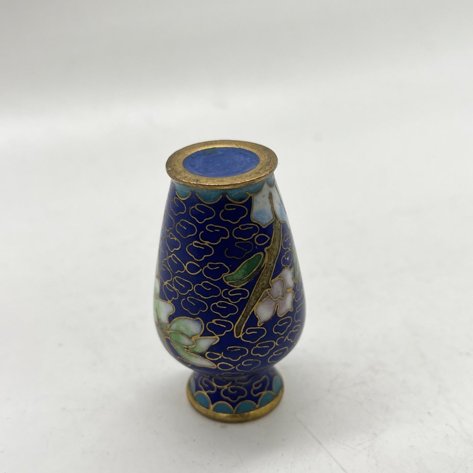 Вазочка миниатюрная в технике клуазоне с изображением ветки с цветами, латунь, перегородчатая эмаль, Китай, 1960-1980 гг.