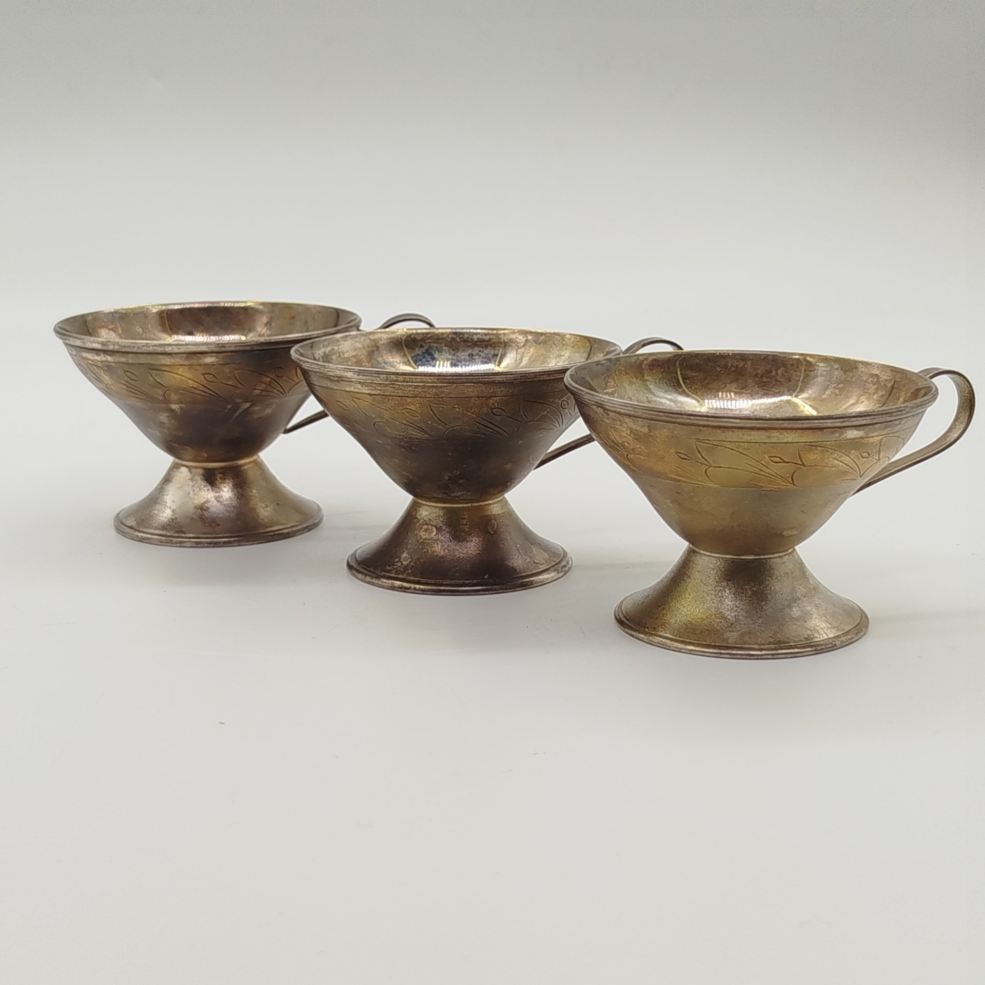 Набор из 3-х кофейных чашек, украшенных растительным декором