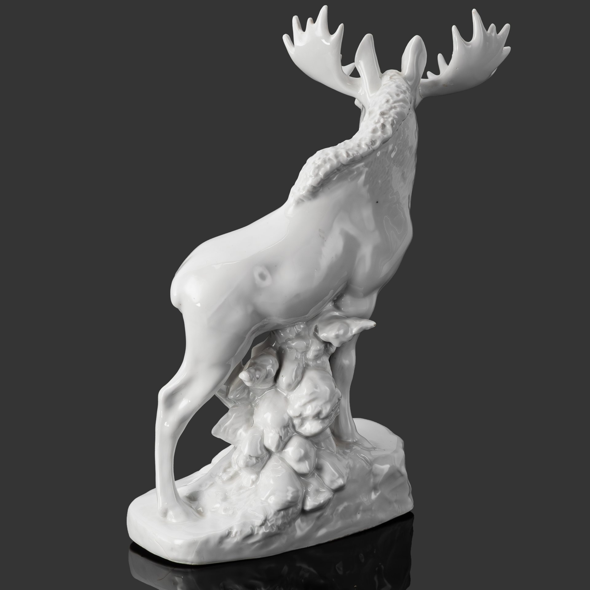 Статуэтка "Лось", скульптор Б.Я. Воробьёв, фарфор, Ленинградский фарфоровый завод (ЛФЗ), СССР, 1950-1960 гг.