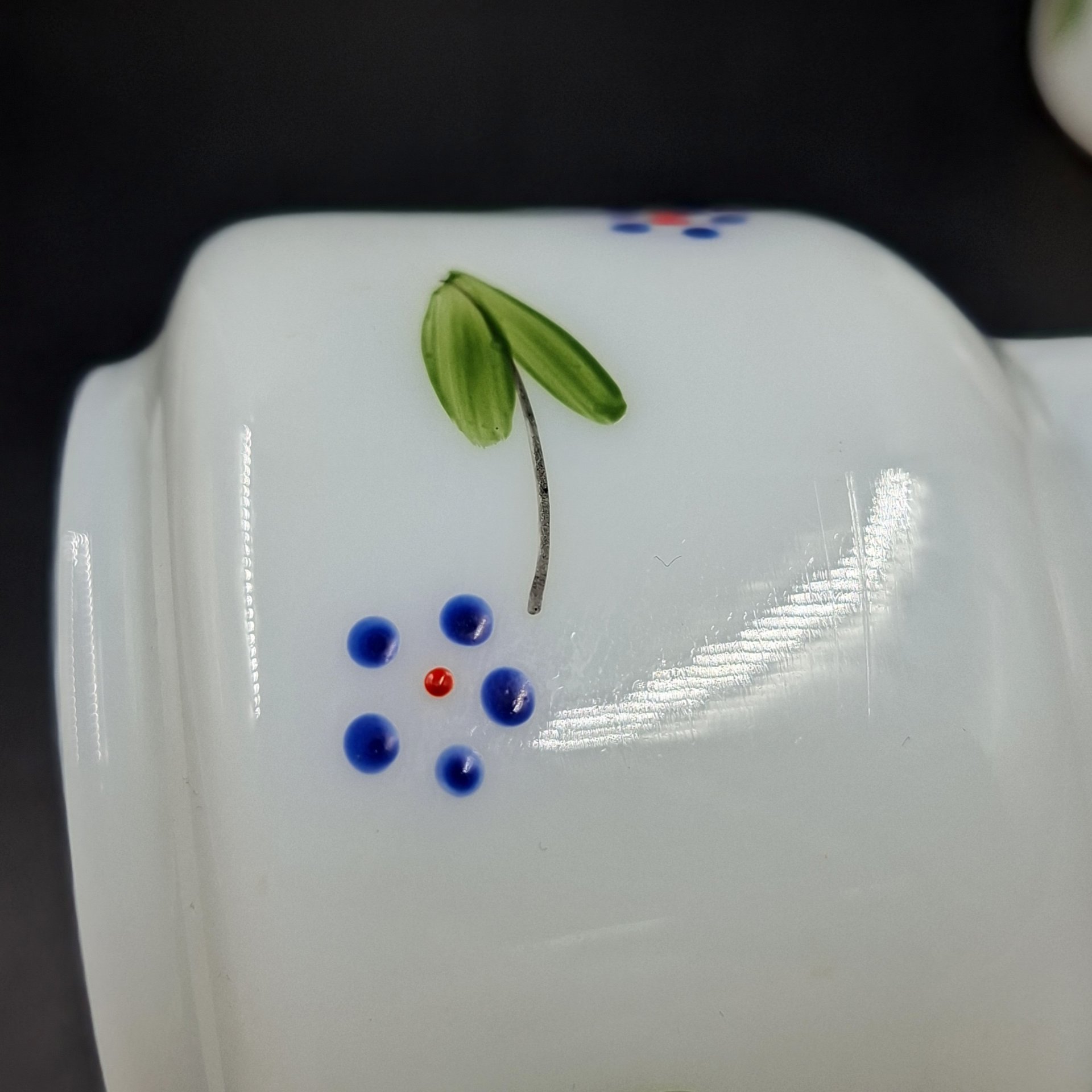 Вазочки парные с цветочным декором, стекло, молочное, роспись, СССР, 1970-1990 гг.