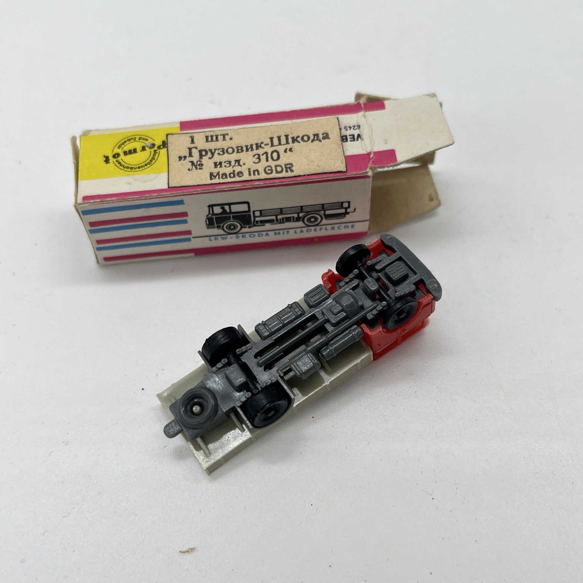 Модель автомобиля "Грузовик-Шкода" 1:180 в оригинальной упаковке, Permot