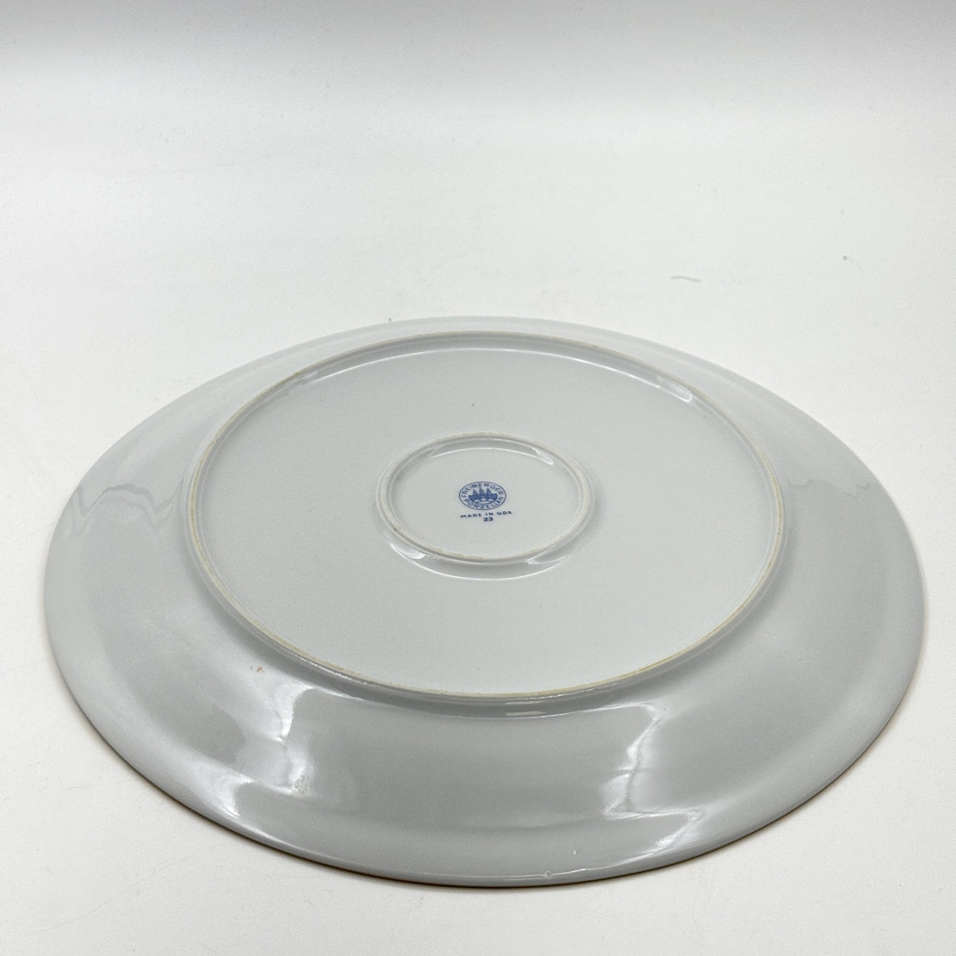 Блюдо, украшенное цветочным декором, фарфор, деколь, золочение, Freiberger Porzellan, ГДР, 1970-1995 гг.