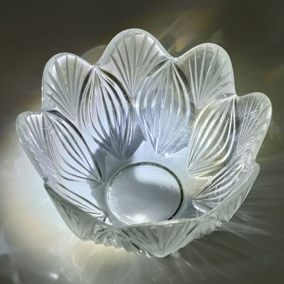 Фруктовница (конфетница) с растительным декором