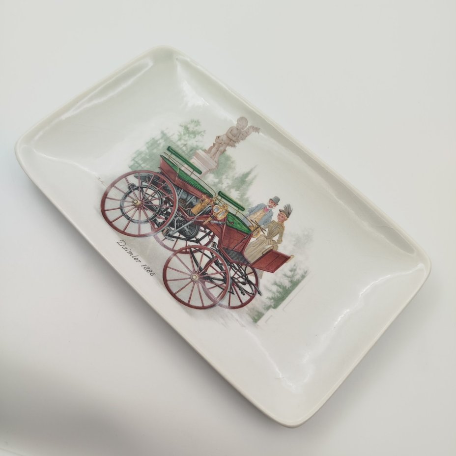 Блюдо сервировочное прямоугольной формы, украшенное изображением автомобиля "Daimler 1886", фаянс, деколь, Западная Европа, 1950-1980 гг.