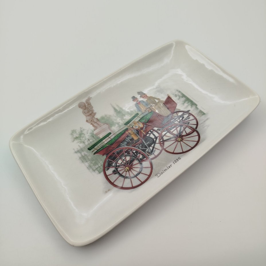 Блюдо сервировочное прямоугольной формы, украшенное изображением автомобиля "Daimler 1886", фаянс, деколь, Западная Европа, 1950-1980 гг.