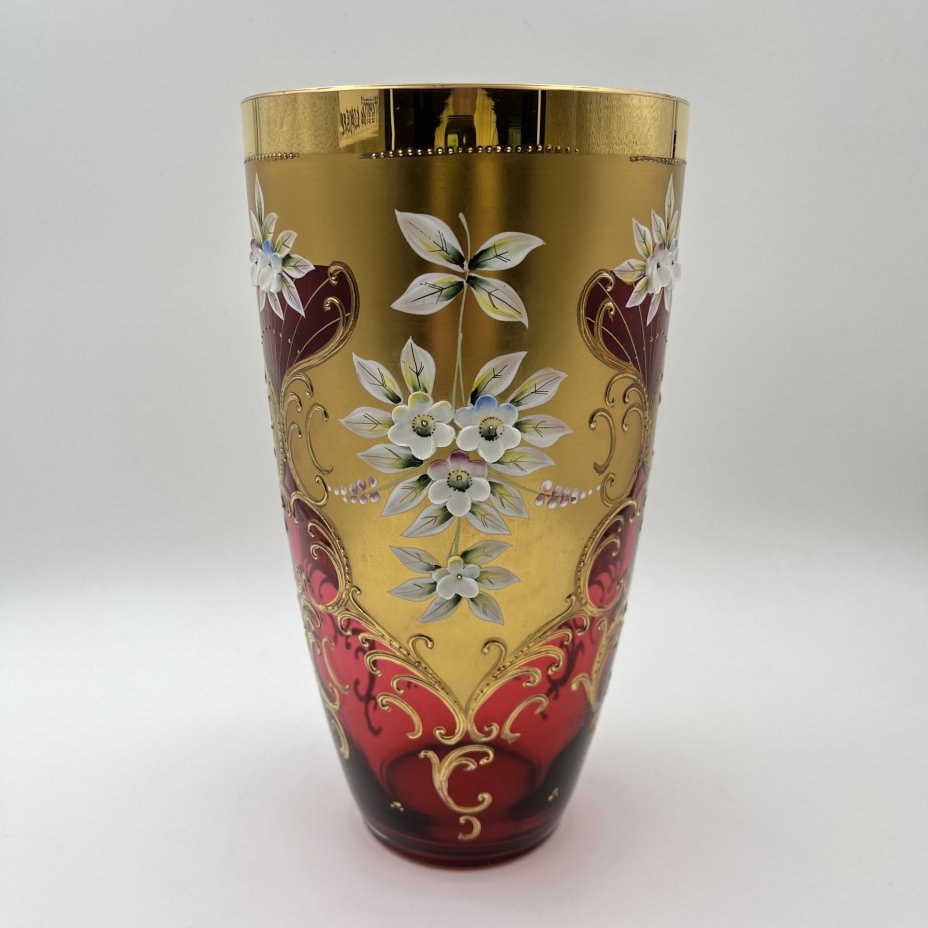 Ваза красного оттенка, украшенная объемным цветочным декором, стекло, золочение, налепы, Bohemia Crystal (Bohemia Glass), Чехословакия, 1970-1990 гг.