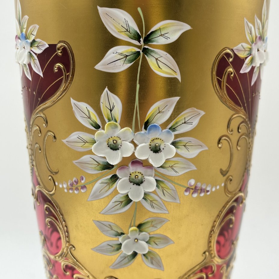 Ваза красного оттенка, украшенная объемным цветочным декором, стекло, золочение, налепы, Bohemia Crystal (Bohemia Glass), Чехословакия, 1970-1990 гг.