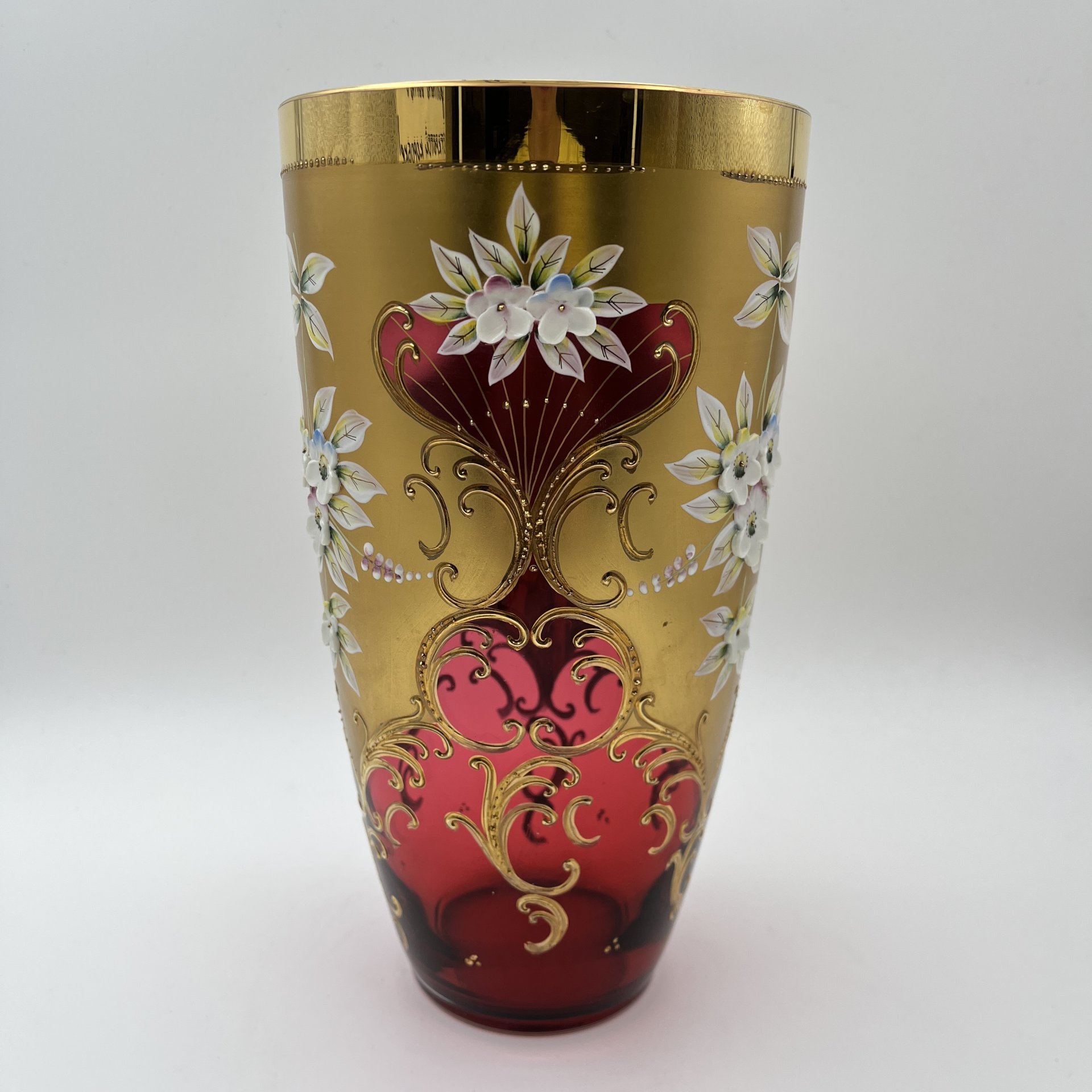 Ваза красного оттенка, украшенная объемным цветочным декором, стекло, золочение, налепы, Bohemia Crystal (Bohemia Glass), Чехословакия, 1970-1990 гг.