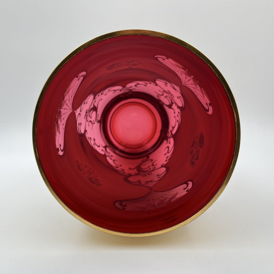 Ваза красного оттенка, украшенная объемным цветочным декором, стекло, золочение, налепы, Bohemia Crystal (Bohemia Glass), Чехословакия, 1970-1990 гг.