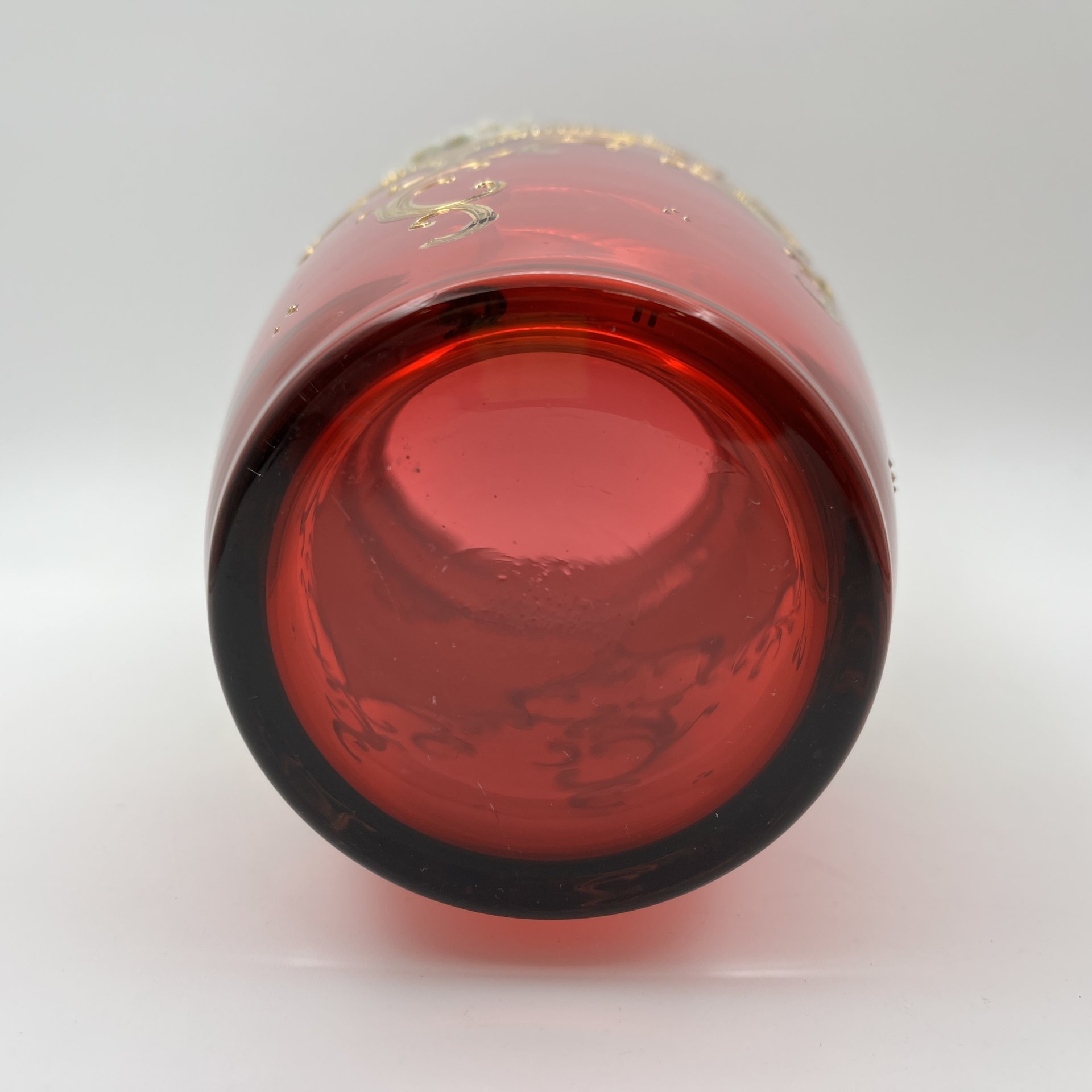 Ваза красного оттенка, украшенная объемным цветочным декором, стекло, золочение, налепы, Bohemia Crystal (Bohemia Glass), Чехословакия, 1970-1990 гг.