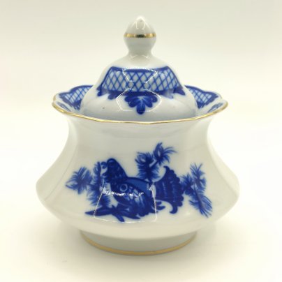 Сахарница в сине-белой гамме с изображением глухаря на ветке, фарфор, деколь, золочение, Коростенский фарфоровый завод (КФЗ), Украина, 1997-2005 гг.