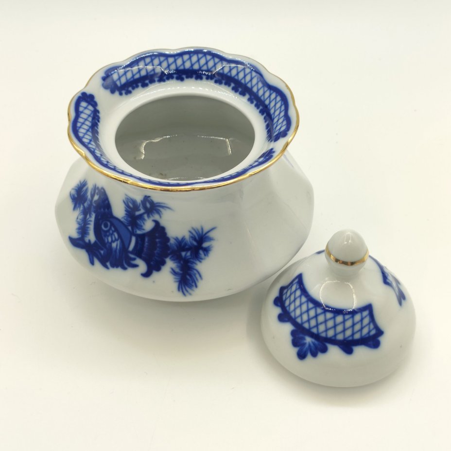 Сахарница в сине-белой гамме с изображением глухаря на ветке, фарфор, деколь, золочение, Коростенский фарфоровый завод (КФЗ), Украина, 1997-2005 гг.