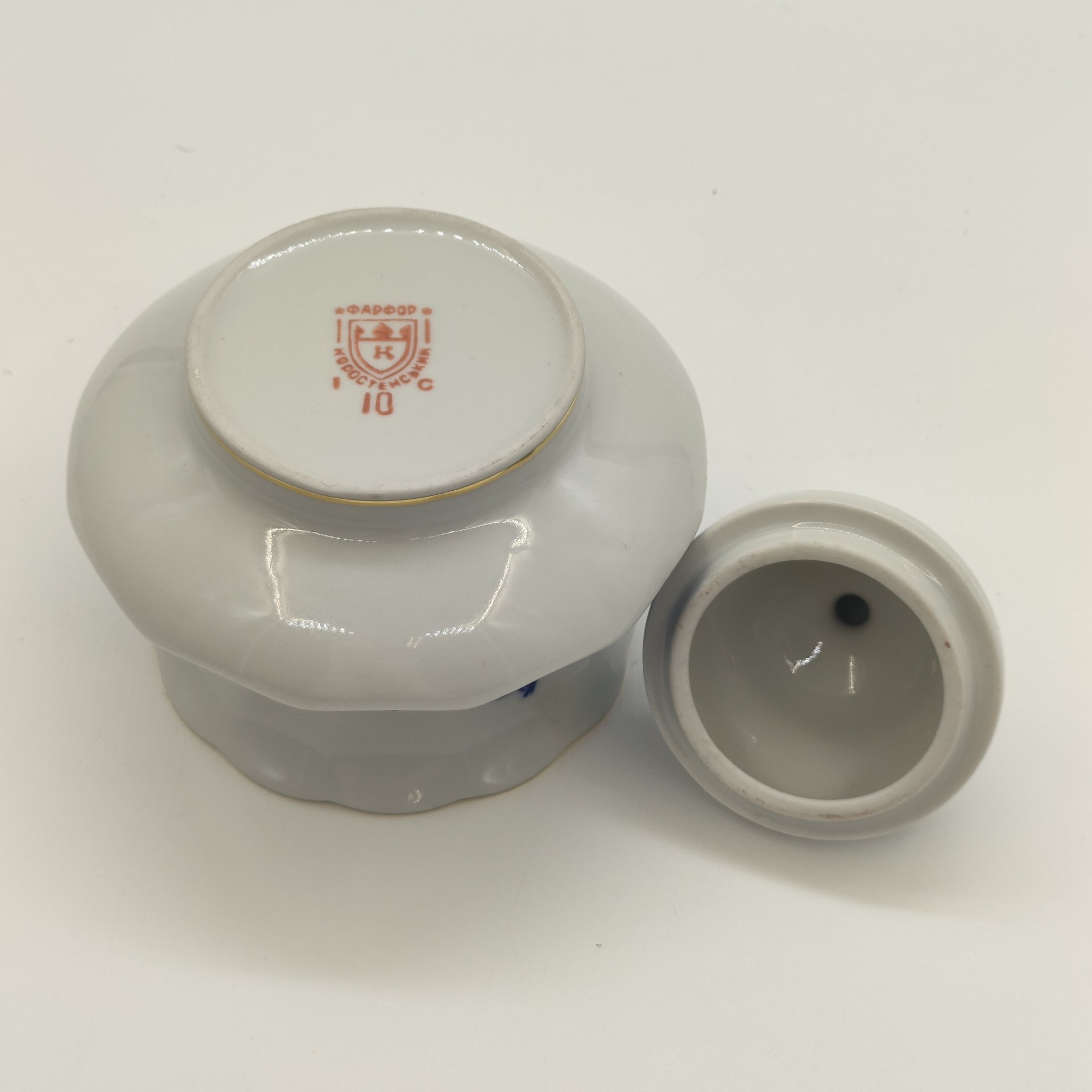 Сахарница в сине-белой гамме с изображением глухаря на ветке, фарфор, деколь, золочение, Коростенский фарфоровый завод (КФЗ), Украина, 1997-2005 гг.