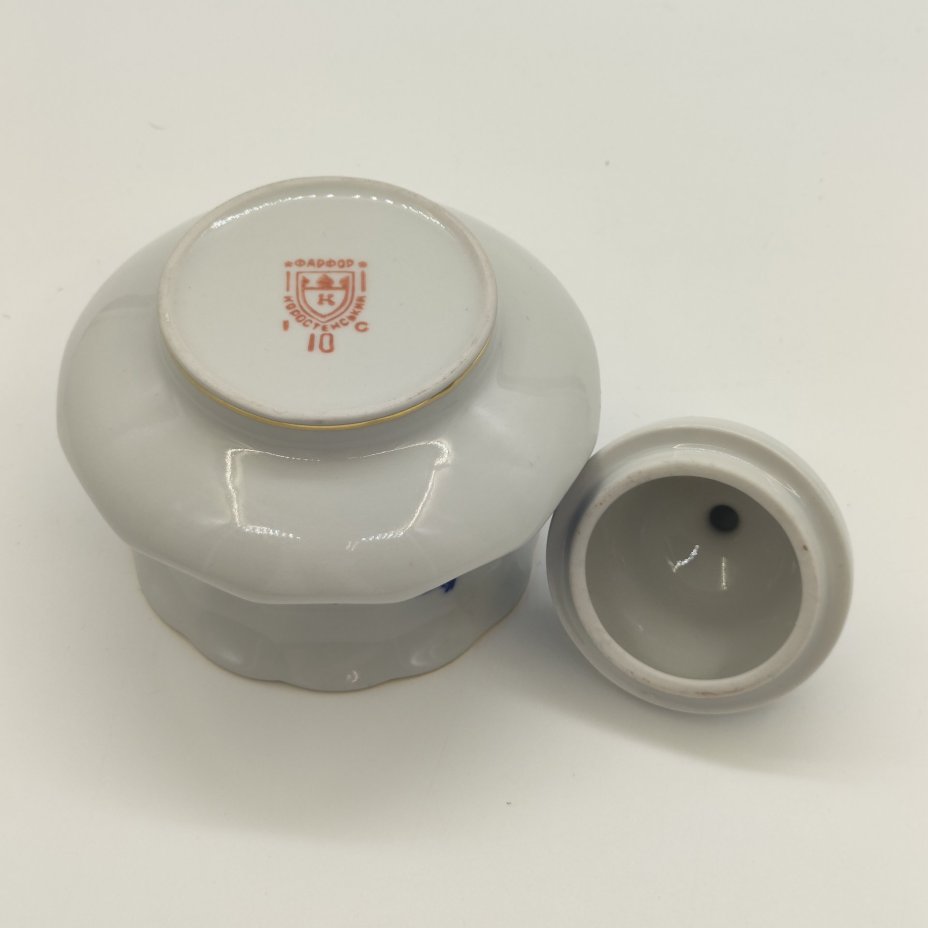 Сахарница в сине-белой гамме с изображением глухаря на ветке, фарфор, деколь, золочение, Коростенский фарфоровый завод (КФЗ), Украина, 1997-2005 гг.