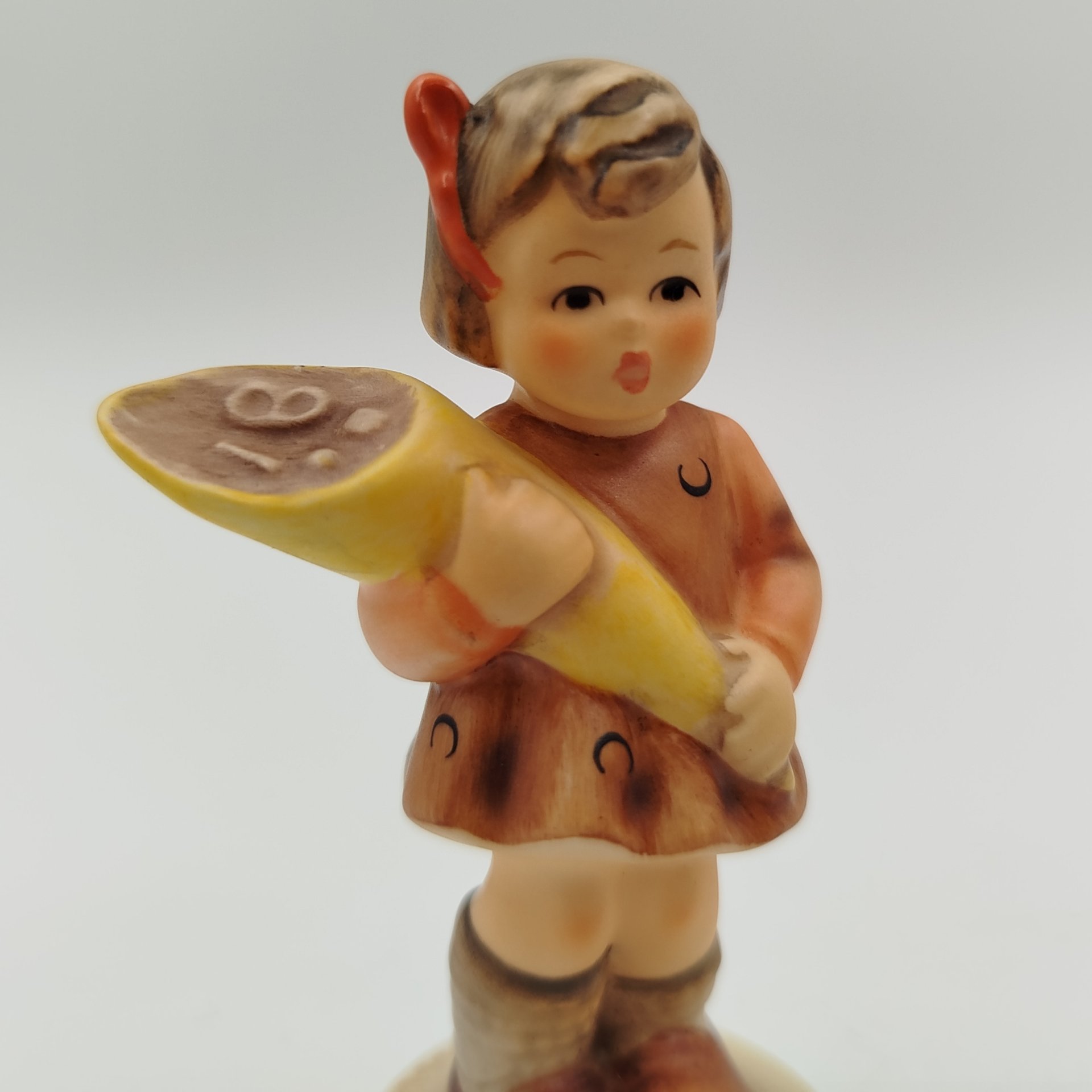 Статуэтка "Сладкое предложение",  M.I. Hummel  Membership, фарфор, роспись, Goebel, Goebel