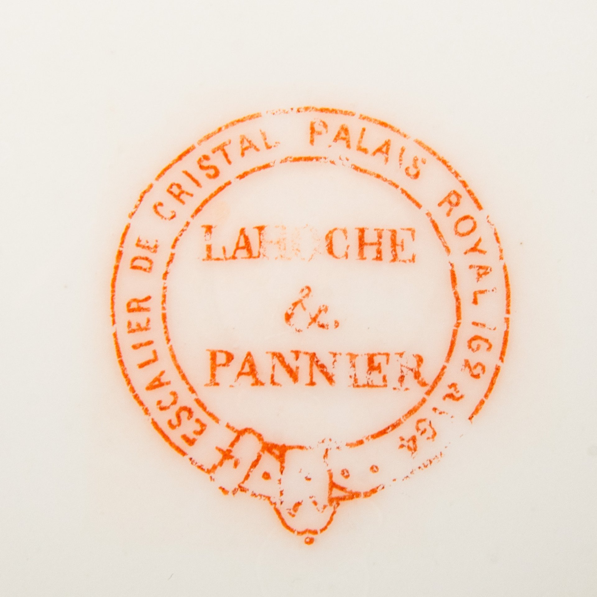 Тарелка с монограммой под короной барона, Lahoche & Pannier Escalier de Cristal Palais Royal 162, фарфор, крытье, роспись, золочение, Франция, 1852-1882 гг.