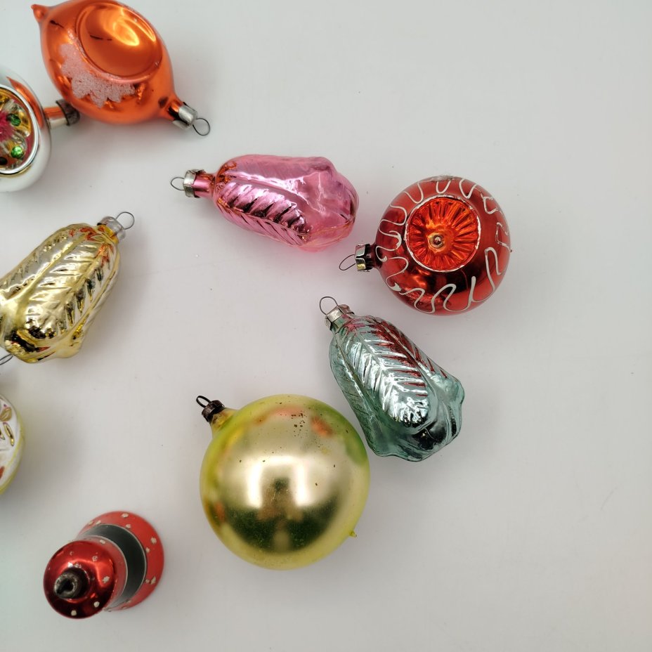 Набор ёлочных игрушек разных форм и расцветок