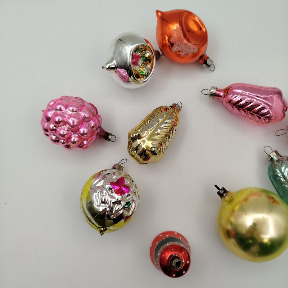 Набор ёлочных игрушек разных форм и расцветок