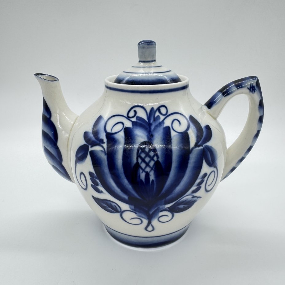 Чайник с цветочным декором, гжель