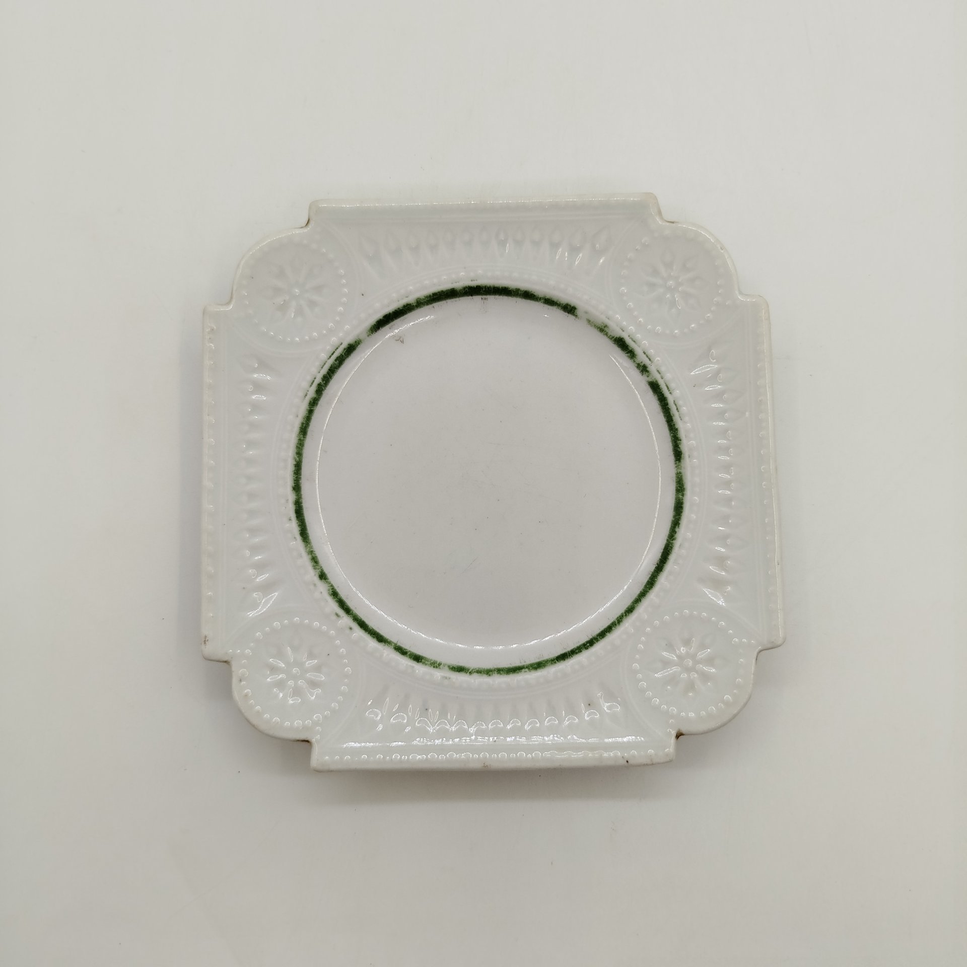 Тарелка десертная(пирожковая) с рельефным декором, фарфор, Европа, 1900-1930 гг.