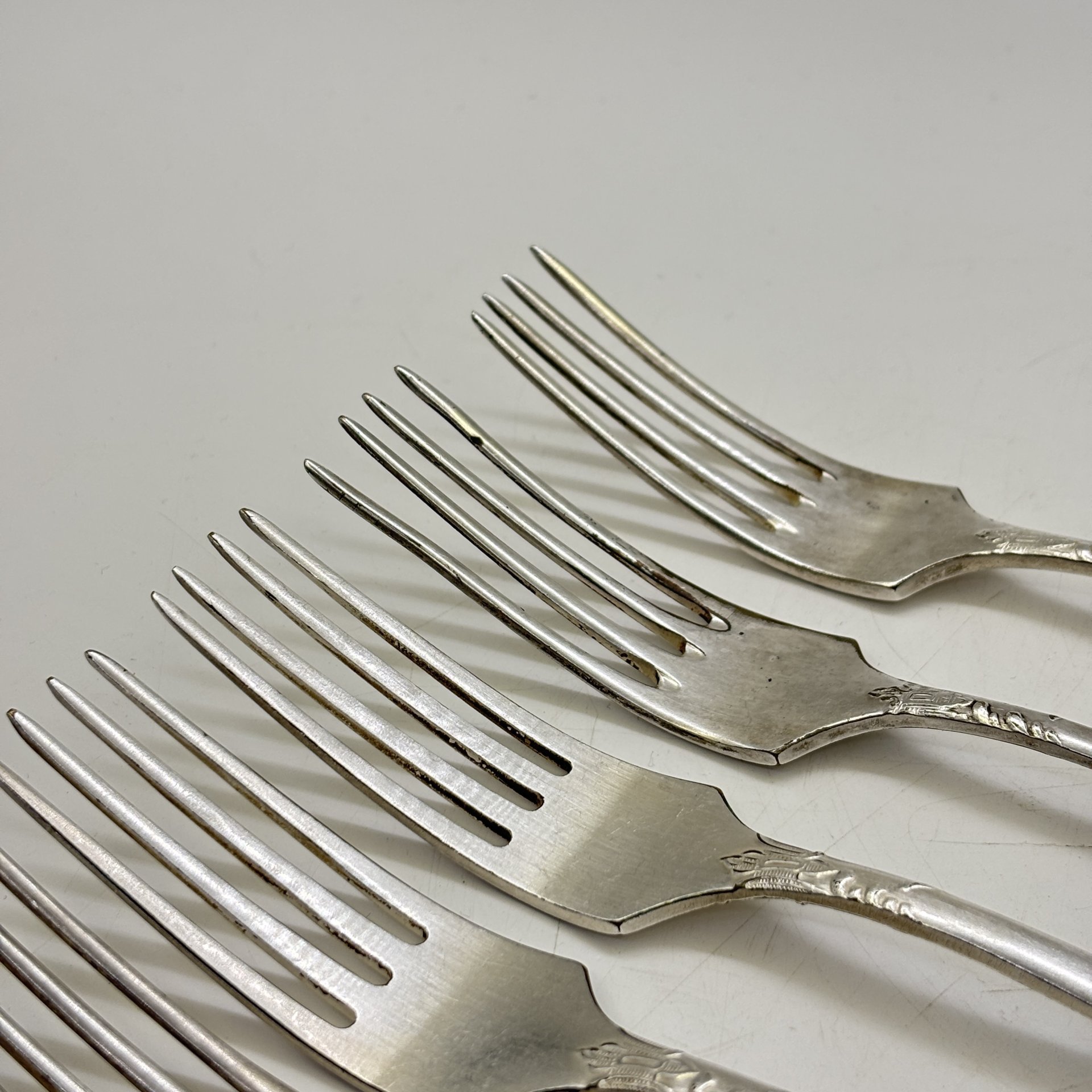 Набор из шести обеденных вилок с растительным декором, мНЦ (медь-никель-цинк), Вольнянский завод столовых приборов им. Шевченко (ЗiШ, ЗиШ), СССР, 1960-1980 гг.