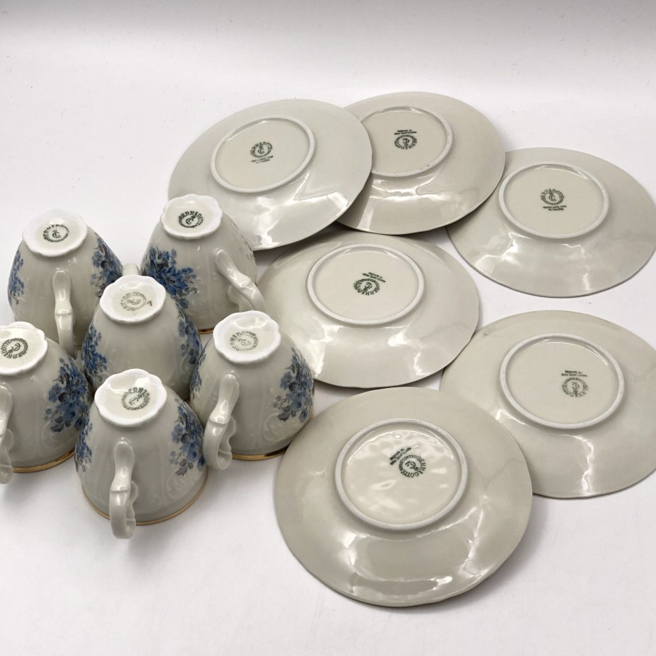 Набор кофейных пар на 6 персон цвета слоновой кости с декором в виде голубых цветов, фарфор, деколь, золочение, Bernadotte, Чехословакия, 1960-1990 гг.