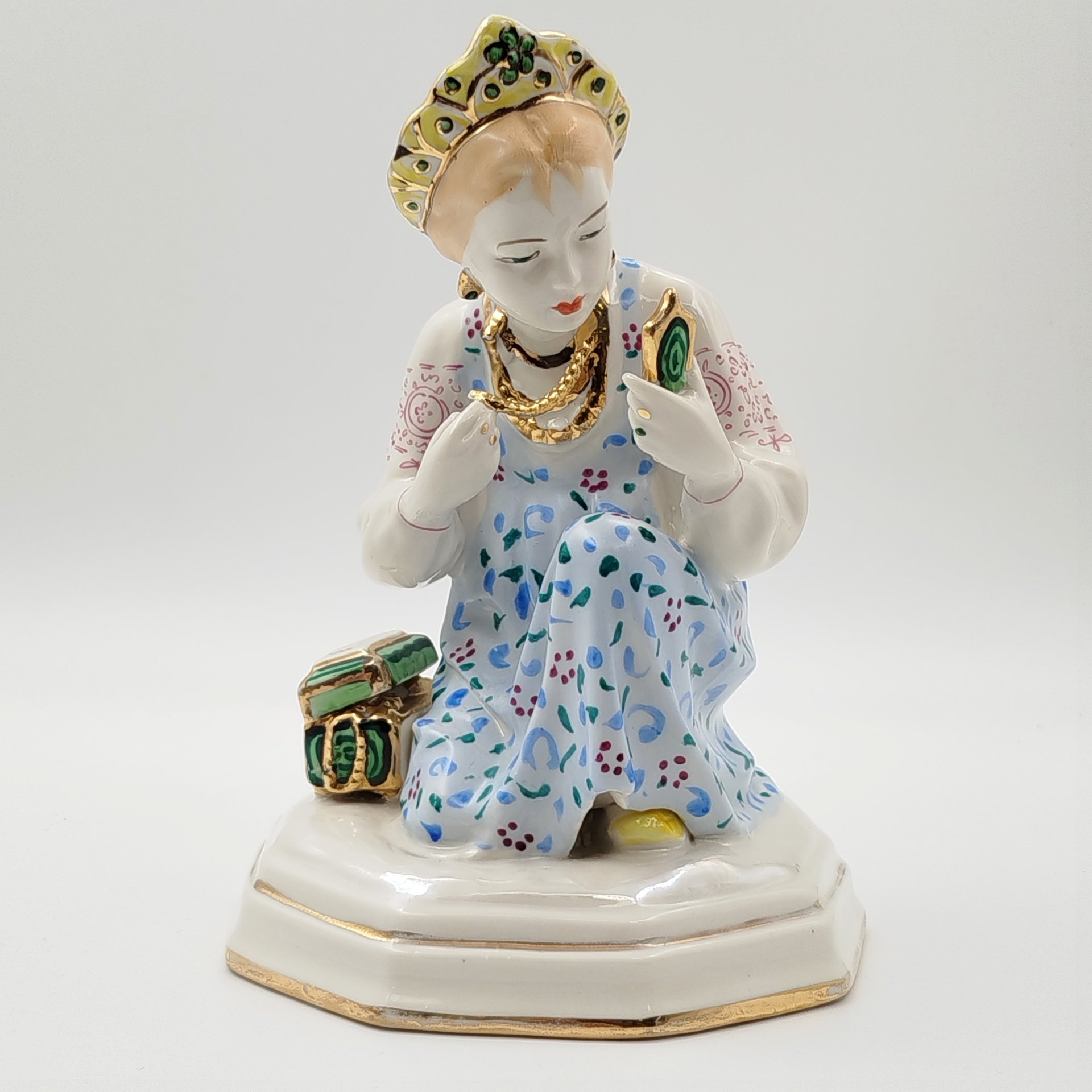 Статуэтка "Малахитовая шкатулка" ("Танюшка и тятино подаренье"), скульптор О.М. Богданова, фарфор, роспись, золочение, люстр, Ленинградский завод фарфоровых изделий (ЛЗФИ), СССР, 1956-1967 гг.