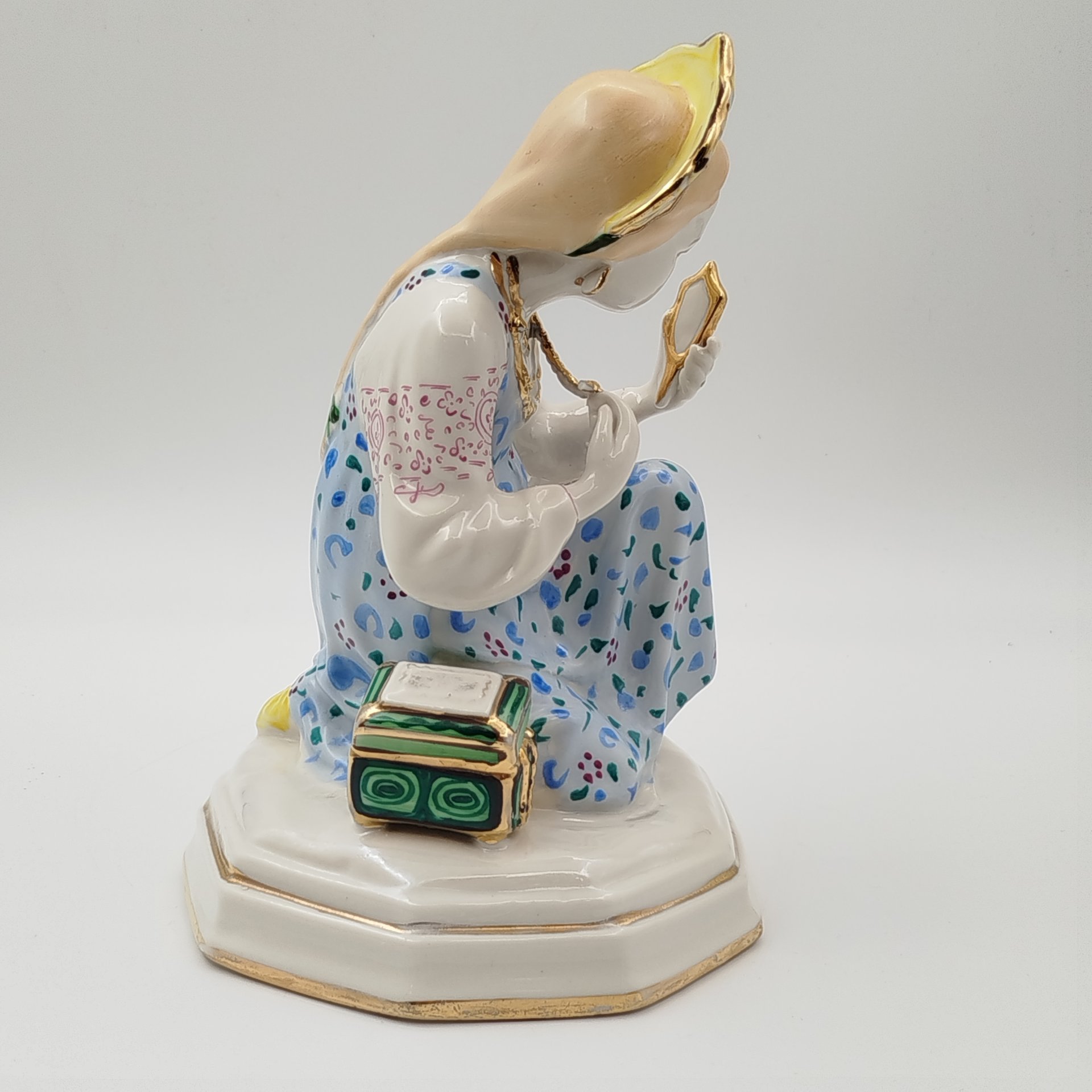 Статуэтка "Малахитовая шкатулка" ("Танюшка и тятино подаренье"), скульптор О.М. Богданова, фарфор, роспись, золочение, люстр, Ленинградский завод фарфоровых изделий (ЛЗФИ), СССР, 1956-1967 гг.