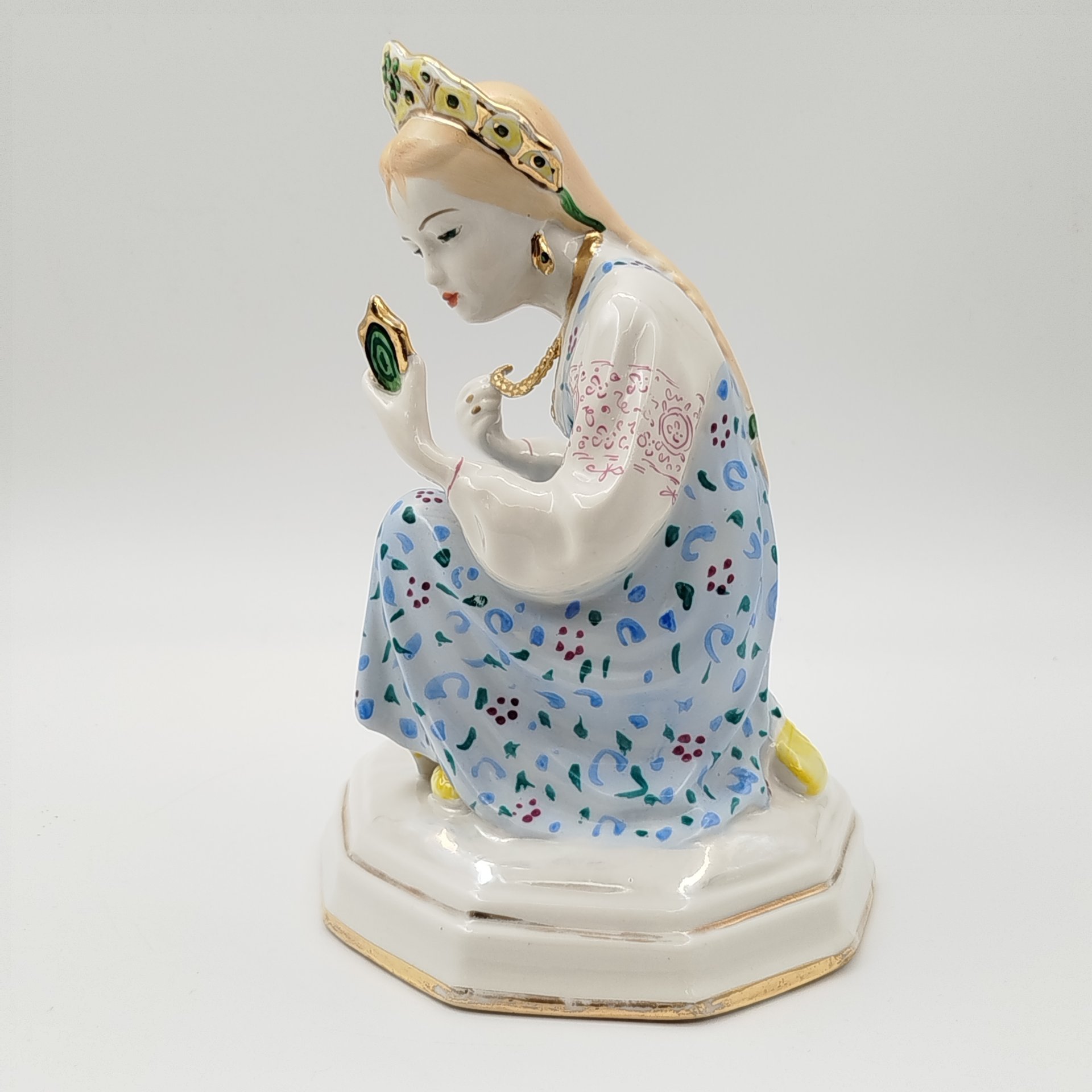 Статуэтка "Малахитовая шкатулка" ("Танюшка и тятино подаренье"), скульптор О.М. Богданова, фарфор, роспись, золочение, люстр, Ленинградский завод фарфоровых изделий (ЛЗФИ), СССР, 1956-1967 гг.