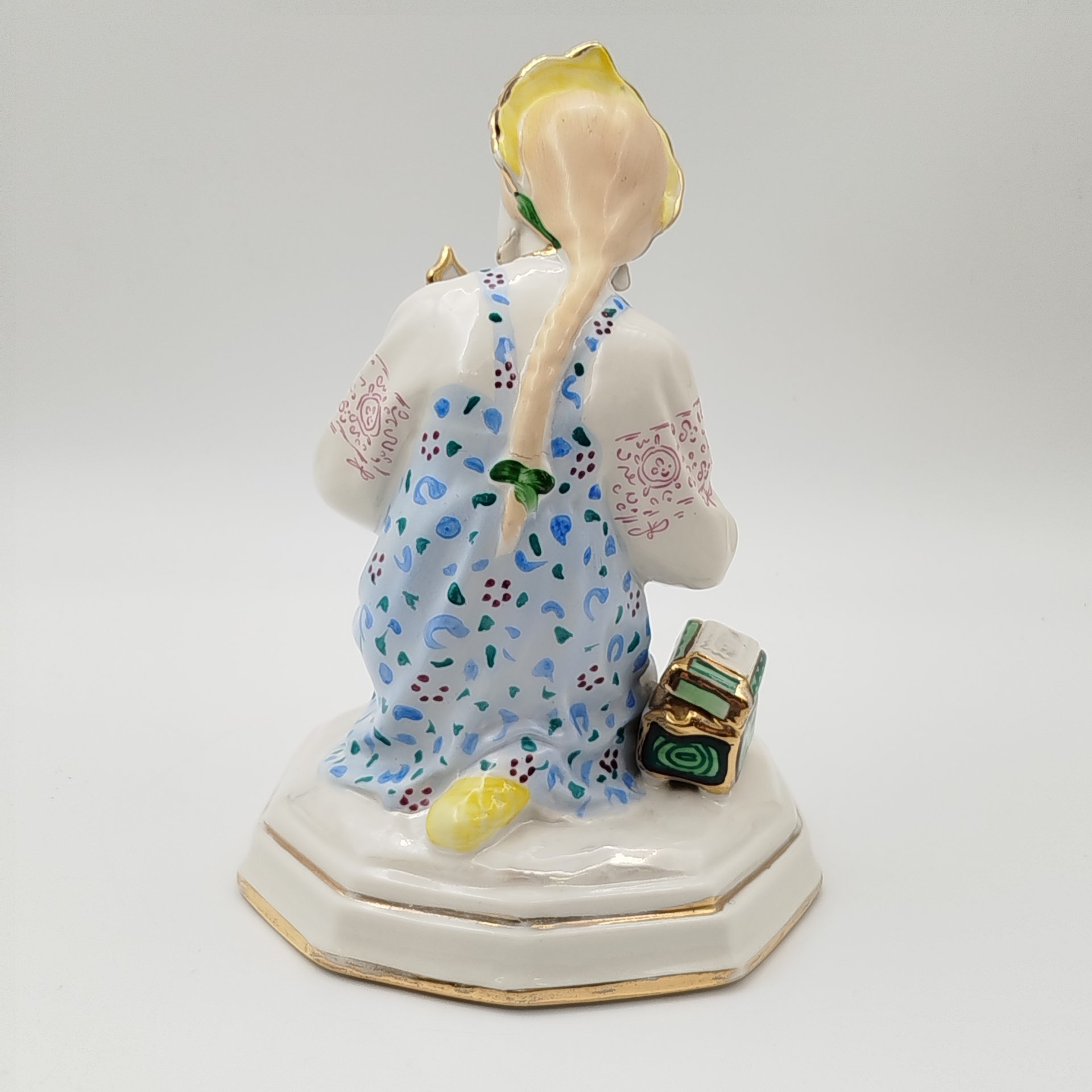 Статуэтка "Малахитовая шкатулка" ("Танюшка и тятино подаренье"), скульптор О.М. Богданова, фарфор, роспись, золочение, люстр, Ленинградский завод фарфоровых изделий (ЛЗФИ), СССР, 1956-1967 гг.