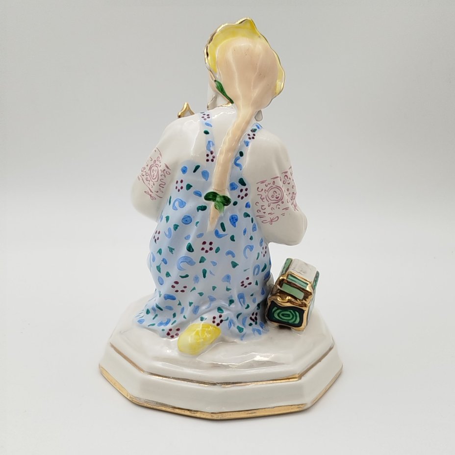 Статуэтка "Малахитовая шкатулка" ("Танюшка и тятино подаренье"), скульптор О.М. Богданова