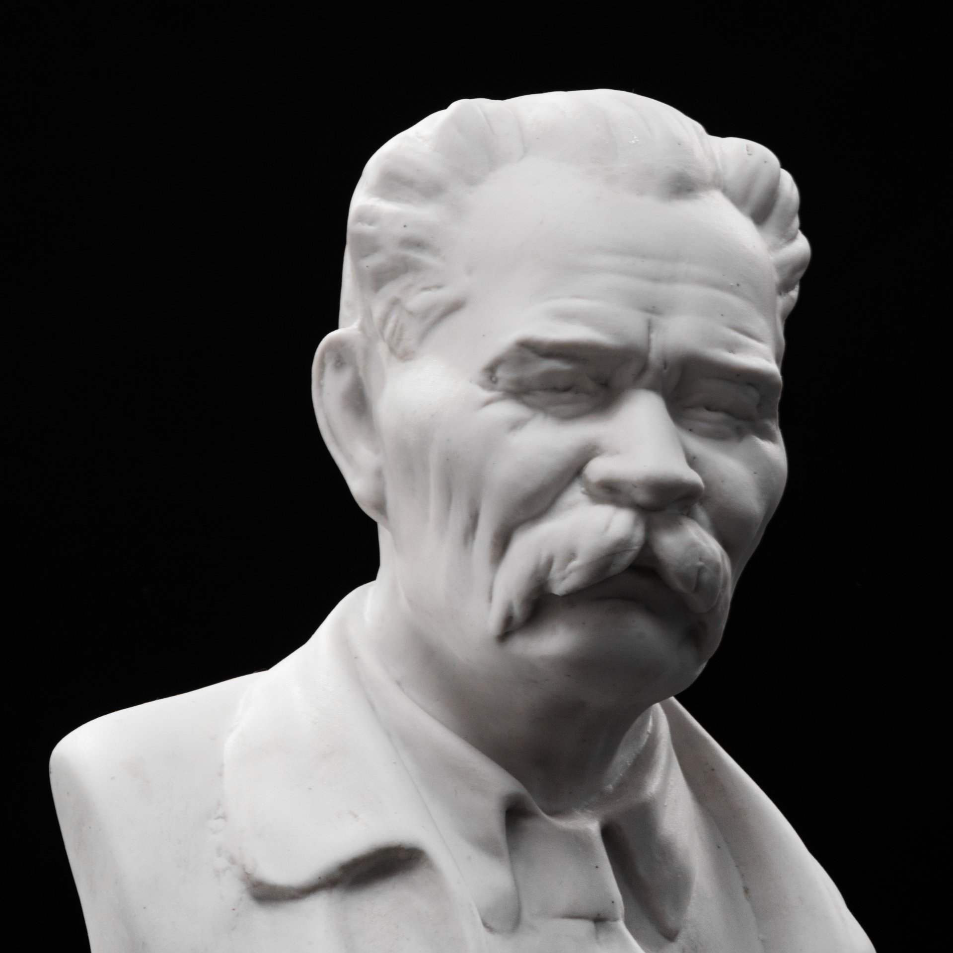 Бюст "Максим Горький", скульптор Данько Н.Я., Ленинградский фарфоровый завод (ЛФЗ)