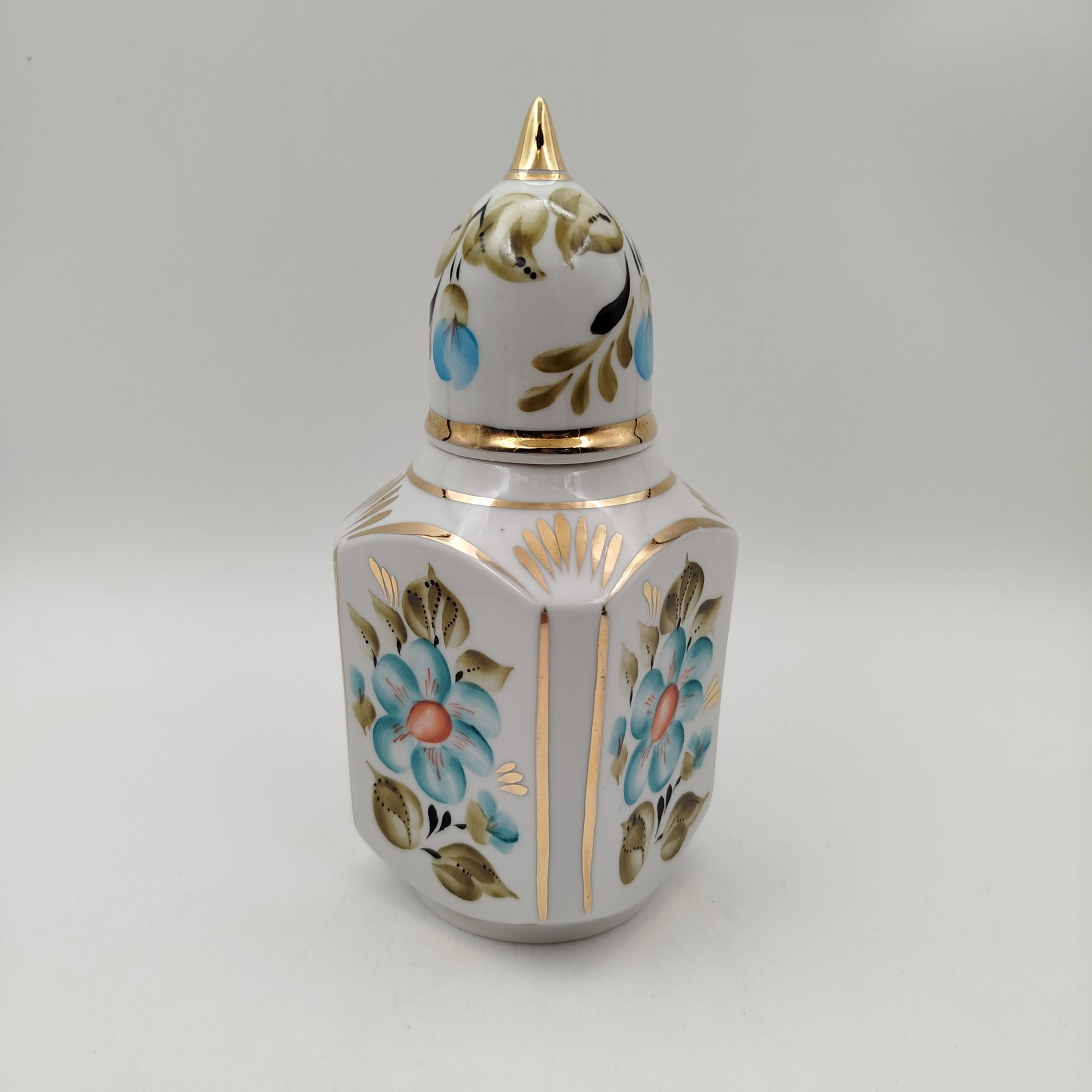 Чайница с цветочным декором, фарфор, роспись, золочение, СССР, 1970-1990 гг.