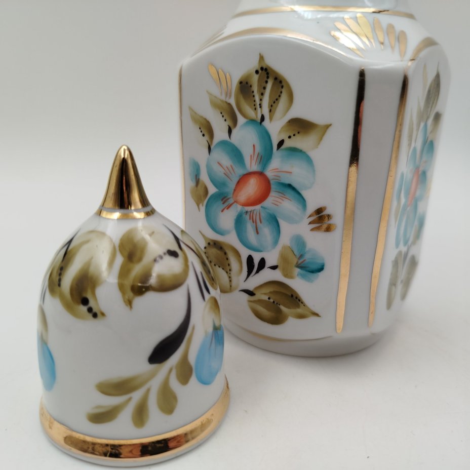 Чайница с цветочным декором, фарфор, роспись, золочение, СССР, 1970-1990 гг.
