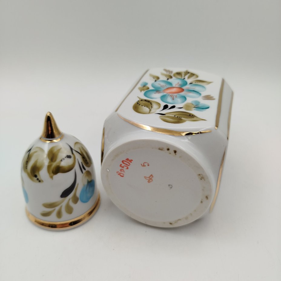 Чайница с цветочным декором, фарфор, роспись, золочение, СССР, 1970-1990 гг.
