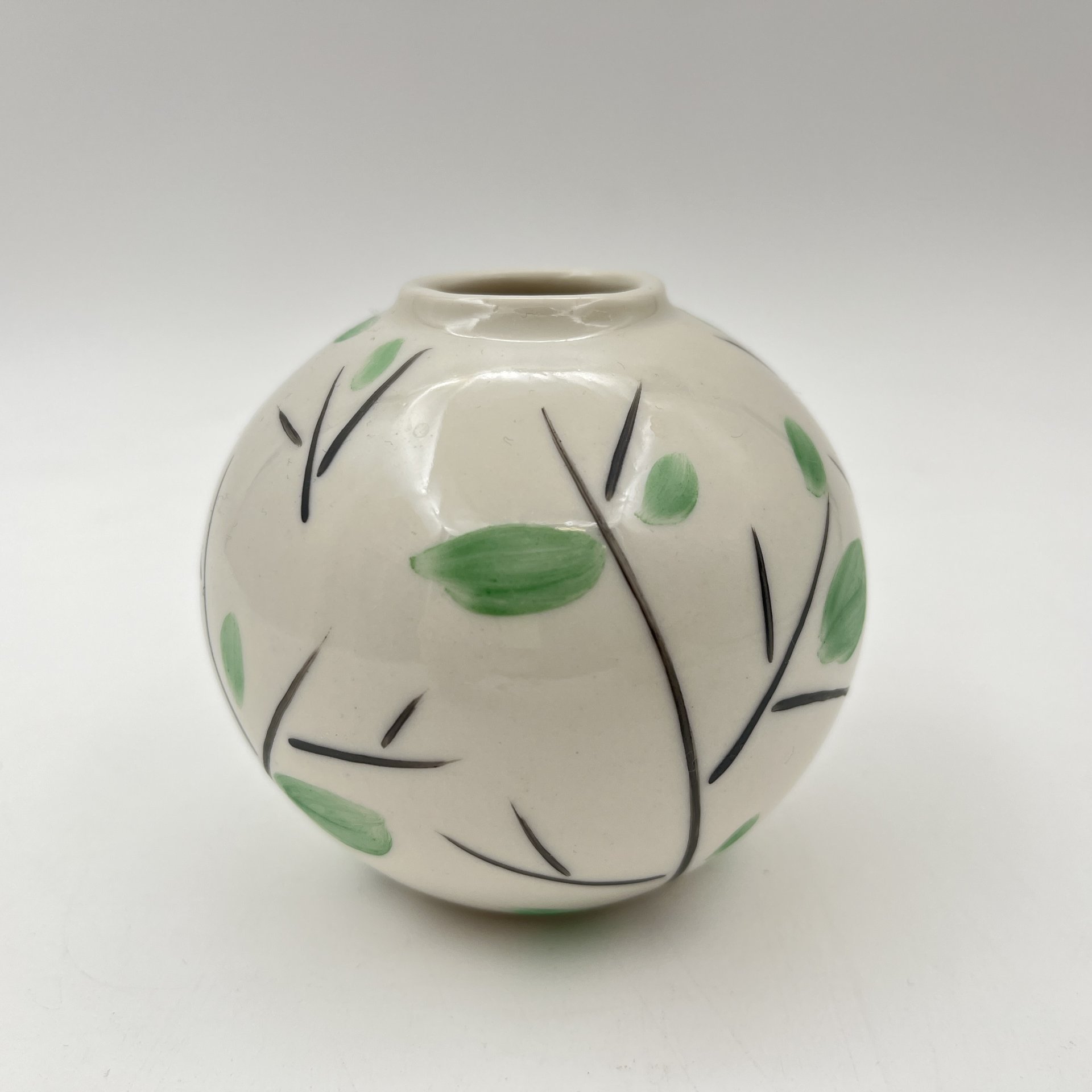 Вазочка круглой формы с декором в виде веточек, фарфор, роспись, Ленинградский завод фарфоровых изделий (ЛЗФИ), СССР, 1956-1967 гг.
