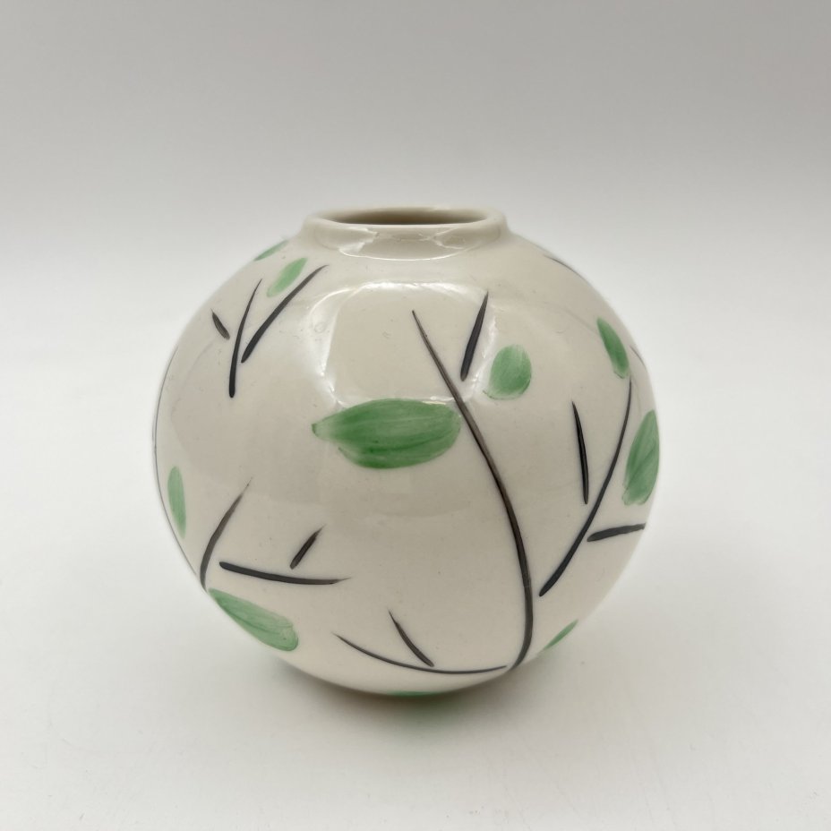 Вазочка круглой формы с декором в виде веточек, фарфор, роспись, Ленинградский завод фарфоровых изделий (ЛЗФИ), СССР, 1956-1967 гг.