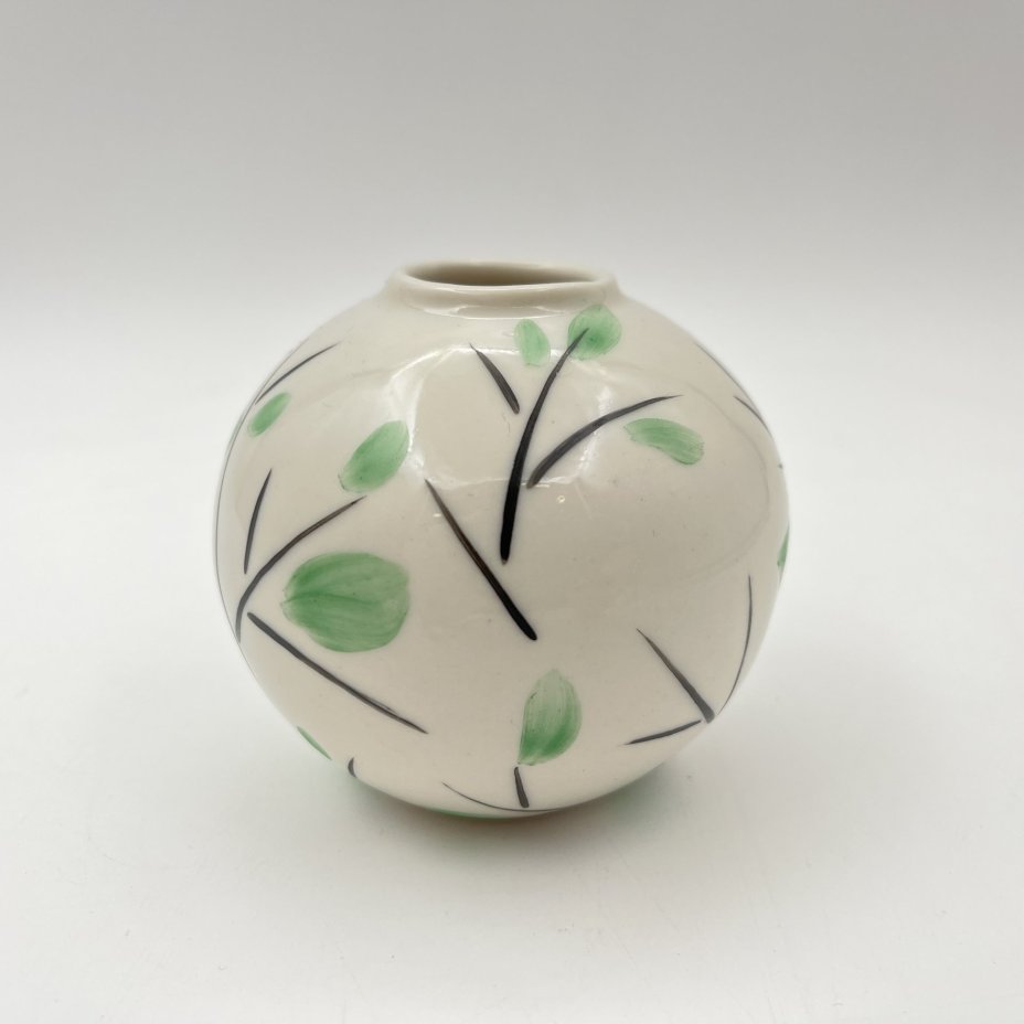 Вазочка круглой формы с декором в виде веточек, фарфор, роспись, Ленинградский завод фарфоровых изделий (ЛЗФИ), СССР, 1956-1967 гг.