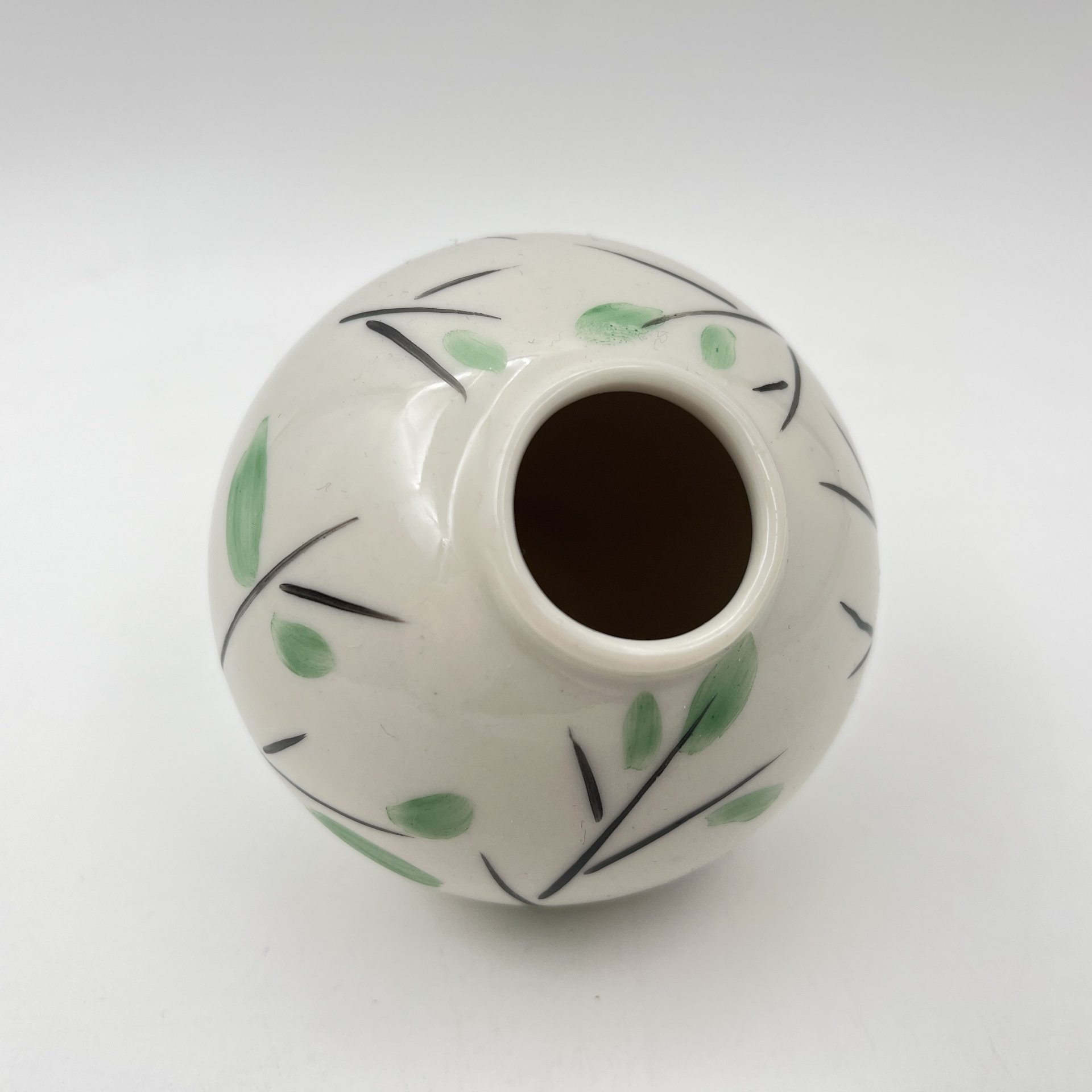 Вазочка круглой формы с декором в виде веточек, фарфор, роспись, Ленинградский завод фарфоровых изделий (ЛЗФИ), СССР, 1956-1967 гг.